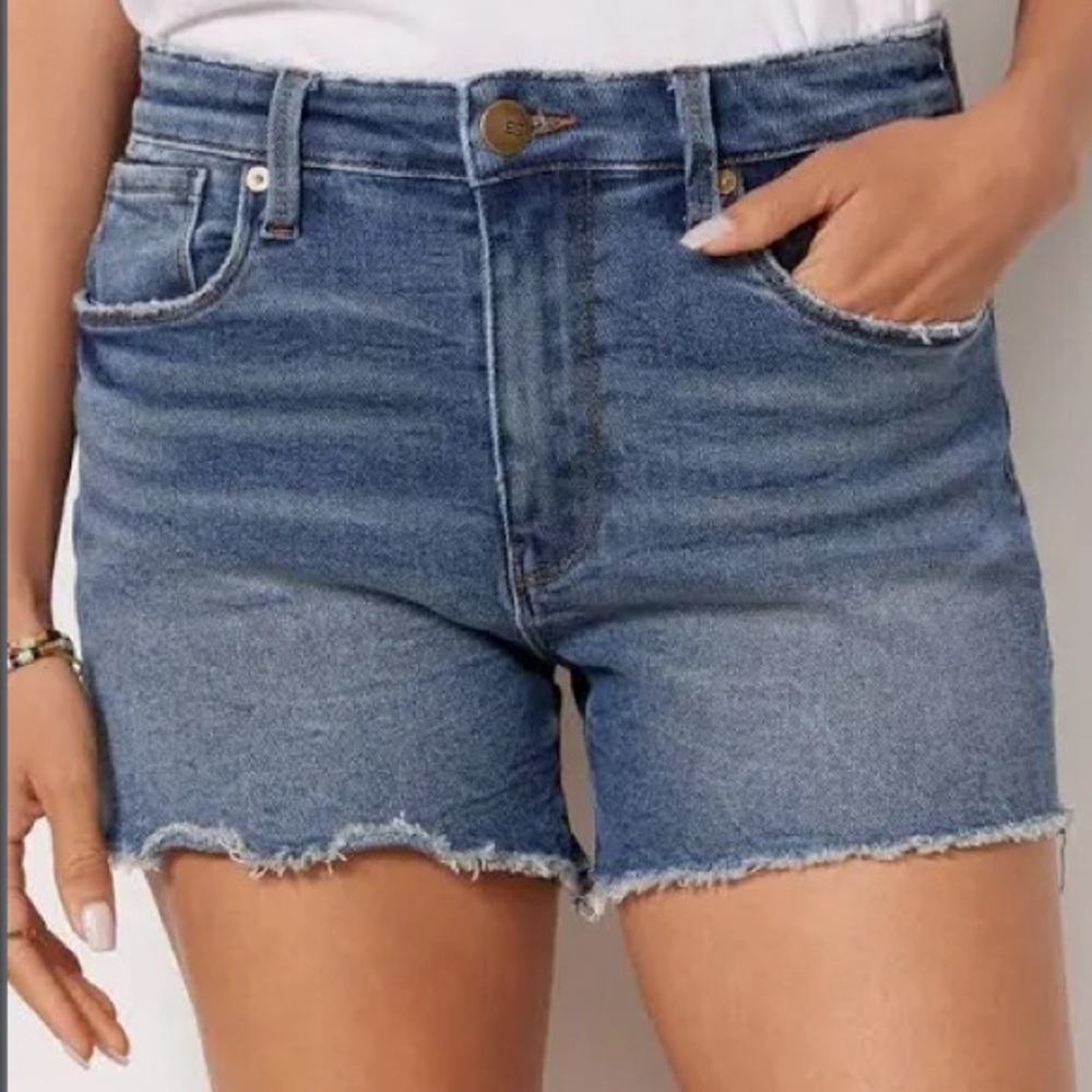 Evereve Women’s Denim Ever Short Size 25.